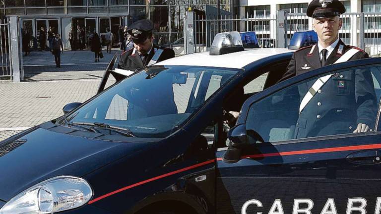 Rimini, butta giù la porta a calci, aggredisce sorella e nipote e picchia i Carabinieri: arrestato