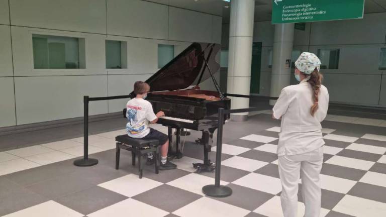 Concerti in ospedale a Forlì, medici e studenti al pianoforte