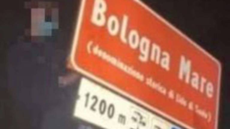 Lido di Savio, il cartello Bologna Mare è già stato rubato