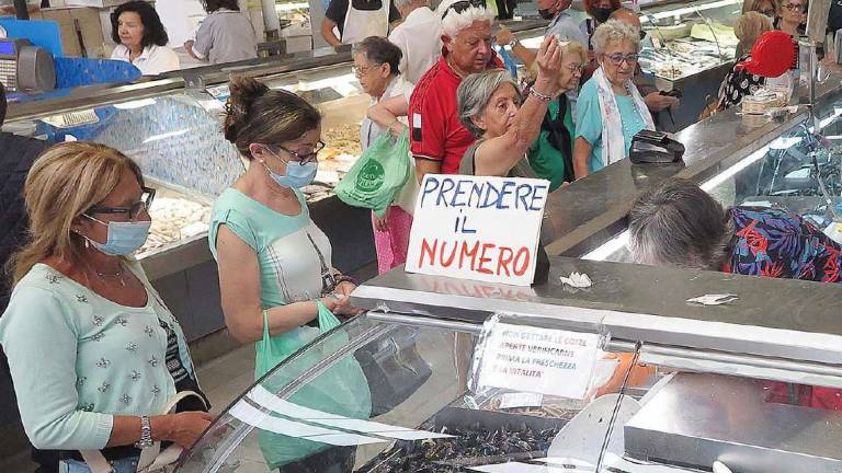 Torna il pesce fresco sui mercati romagnoli: si temono altri blitz