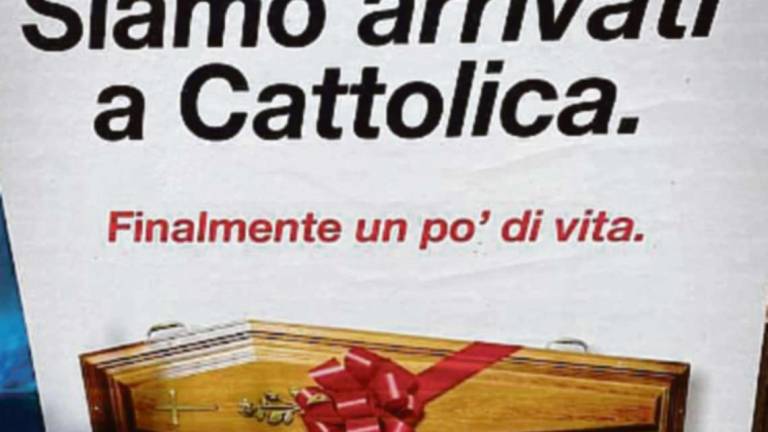 Cattolica, il manifesto delle pompe funebri: Finalmente un po' di vita