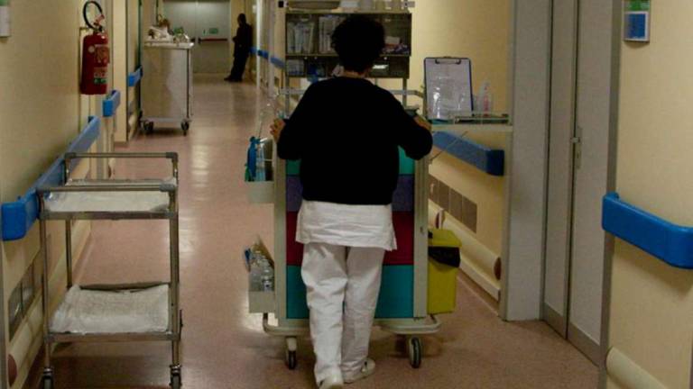 Ravenna, 92enne una notte in corsia legato alla carrozzina: infermiera assolta