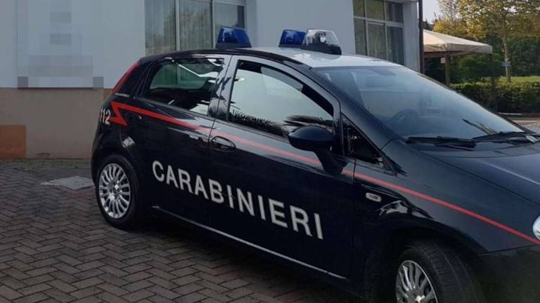 Imola, gli rubano l'auto mentre fa il bagno: denunciati 4 giovani