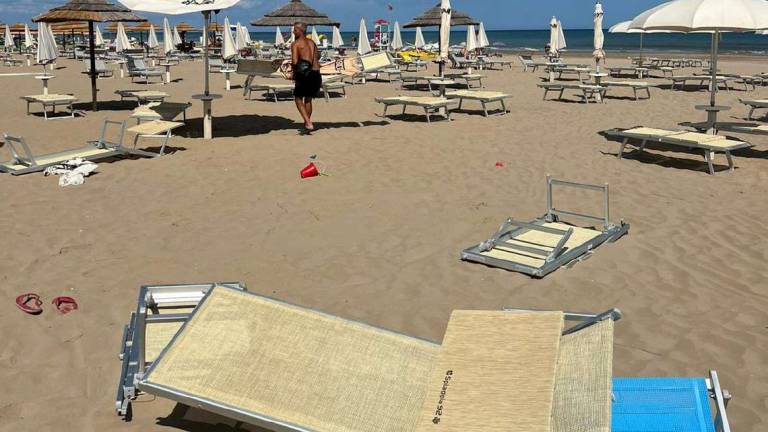 Rimini. Tromba d'aria devasta un bagno: donna in ospedale