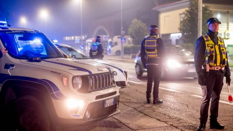 Riccione, fuggono tra la folla, speronati dalla Polizia locale