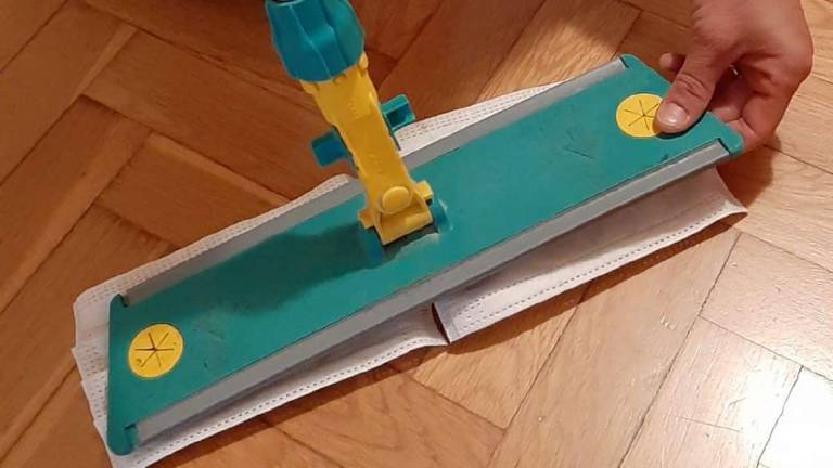 Cesena, 'le mascherine distribuite a scuola? Non si buttano, sono perfette per levare la polvere'