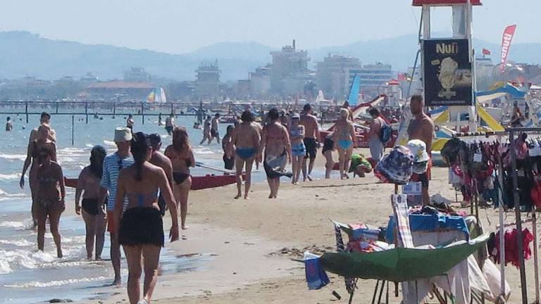 Rimini, il sindaco: L'autunno sarà pieno di eventi, non chiudete gli hotel