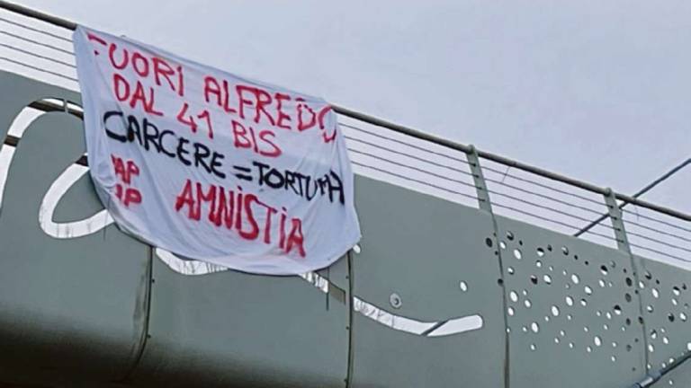 Rimini. Striscione e scritte pro anarchico, indaga la Digos