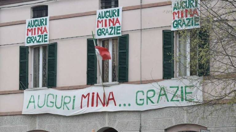 Forlì, gli striscioni del super fan di Mina: Tanti auguri