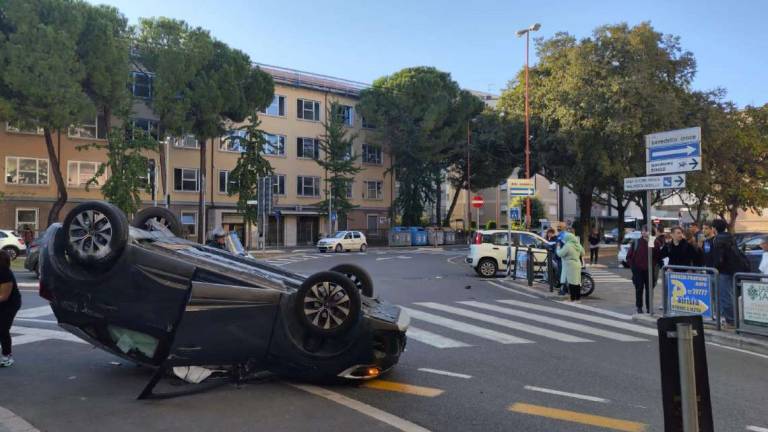 Cesena, auto si ribalta davanti all'hotel Casali VIDEO