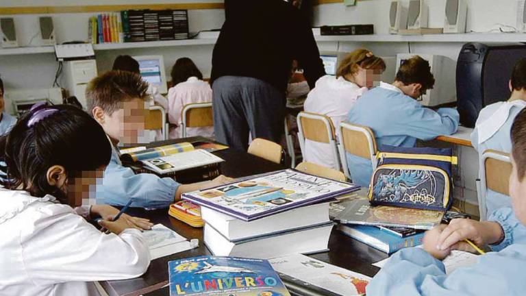 Rimini, grembiuli blu per bimbi e bimbe a scuola: Rivoluzione gender? No, è solo più pratico