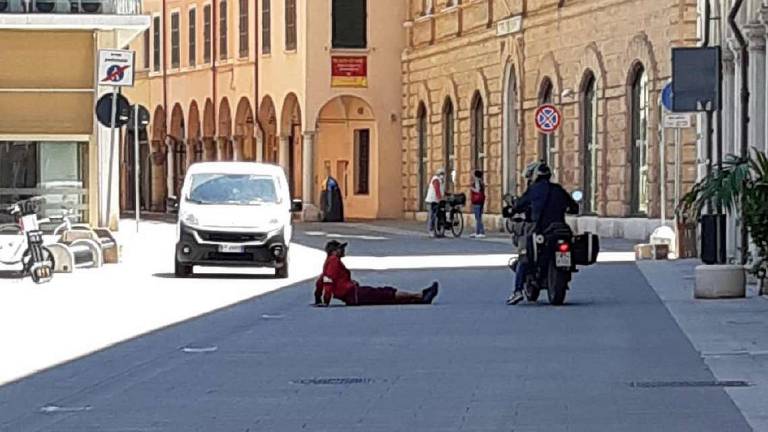 Sputa ed aggredisce i passanti in centro a Cesena