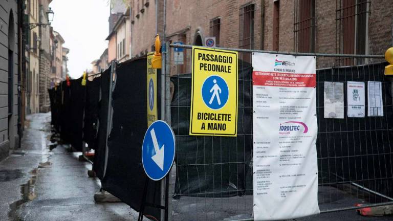Imola, i ritrovamenti in via Cavour fanno slittare il cantiere