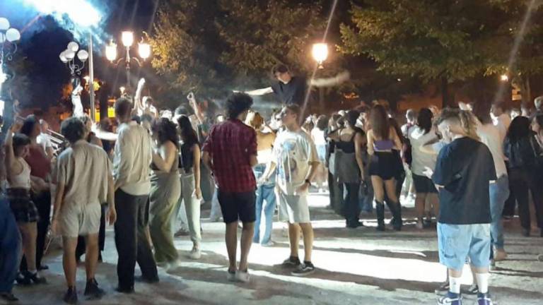 Cesena, i giardini pubblici diventano discoteca all'aperto