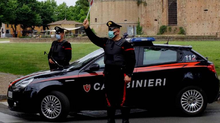 Imola, scappa con l'auto dei proprietari della casa che sta derubando: arrestato
