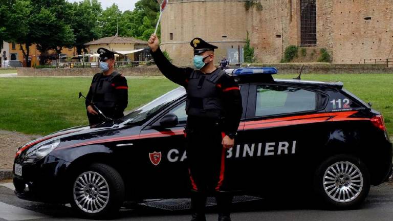 Imola, scappa con l'auto dei proprietari della casa che sta derubando: arrestato