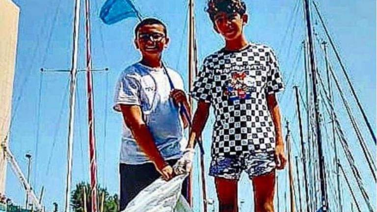 Ecco la meglio gioventù di Riccione: due ragazzini ripuliscono il mare
