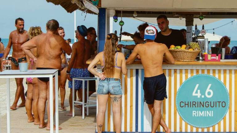 Rimini, sole e basta fake news, così la spiaggia decolla a settembre