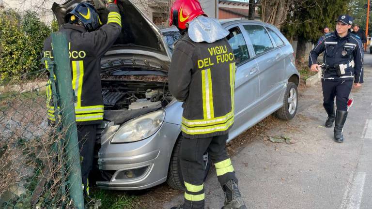 Cesena, spaventoso impatto: sbanda con la Mercedes e abbatte i contatori del gas