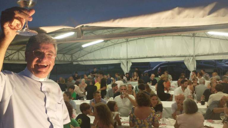 Cesena: chef stellato, canti e balli per i 60 anni del parroco di San Carlo