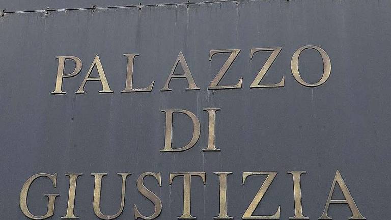 Anziana guarisce dal Covid, la denuncia: Morta dopo il vaccino