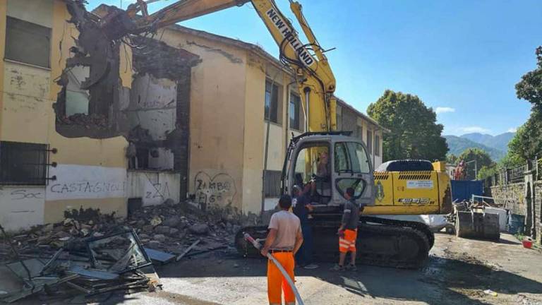 Demolizione iniziata alla scuola media di San Piero in Bagno