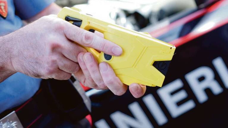 Riccione, molesta clienti del bar. Sedato con il taser