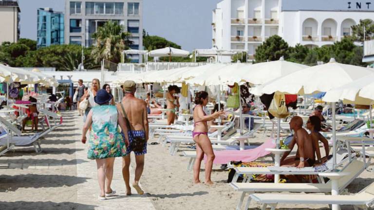 Cesenatico, l'inflazione accorcia le vacanze, spiagge senza pienone