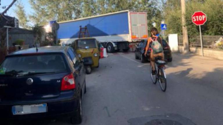 Rimini. Residenti di via Metauro furiosi: vita rovinata dai camion
