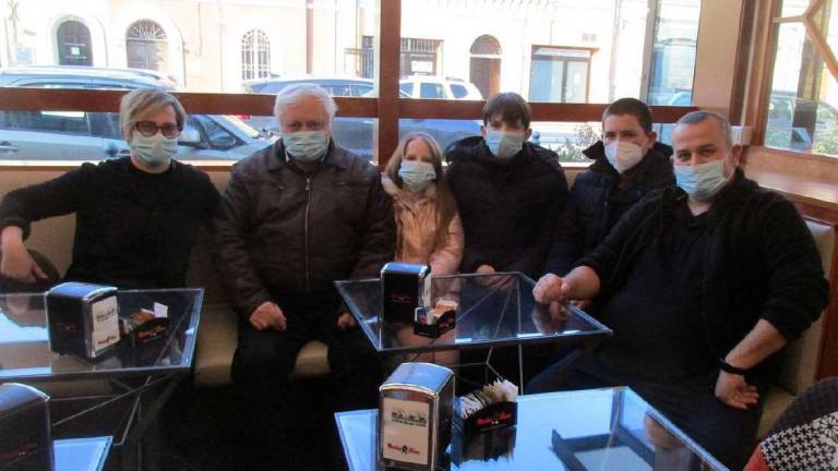 Chiudono il bar a Savignano e vanno a salvare 4 parenti in Ucraina