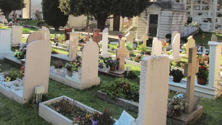 Longiano, furti al cimitero: Fiori e arredi spariti ogni giorno