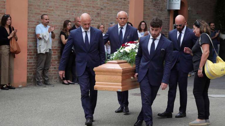 Imola, una folla commossa per l'addio al medico travolto e ucciso. L'investitore: Sono devastato