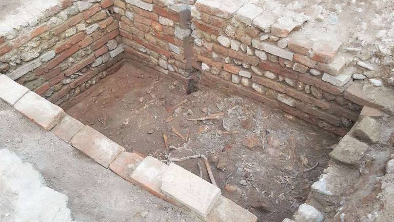 Cesena, piazze archeologiche: 15 casse piene di ossa e 450 reperti