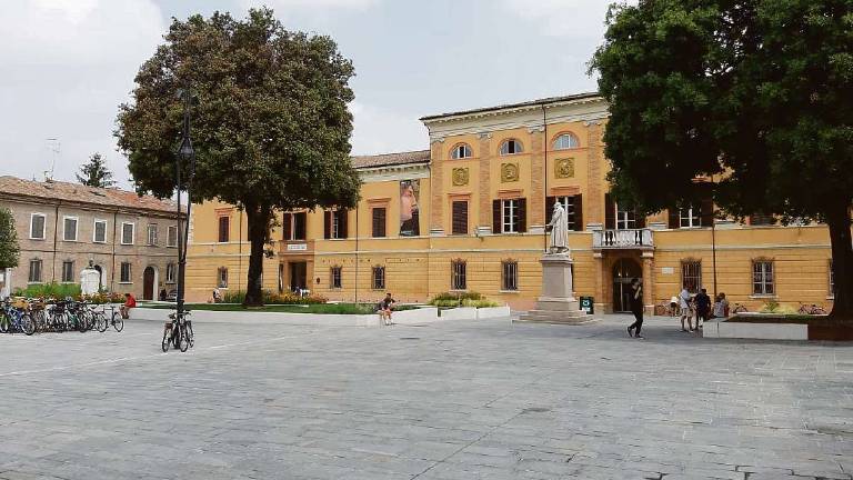 Cesena, tre piazze: la fossa per campane dà un colpo ai costi