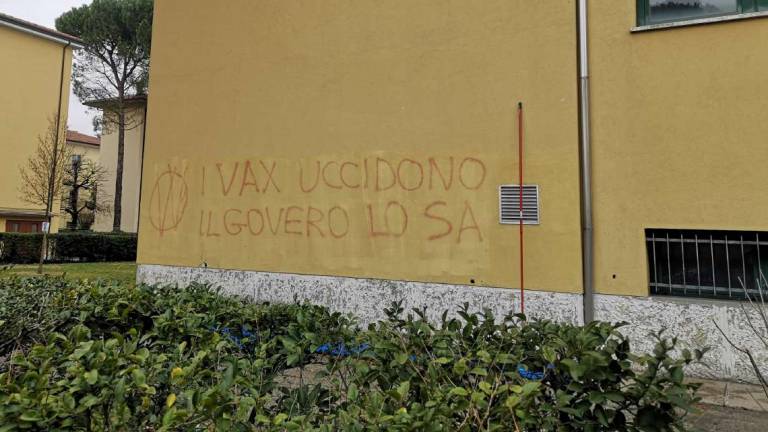 Imola, altre scritte no vax sui muri delle scuole