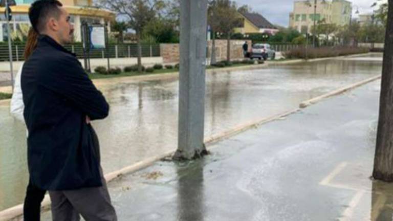 A Cesenatico stabilimenti balneari e lungomare allagati