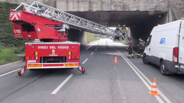 Imola, tir contro il ponte della ferrovia. Il traffico va in tilt