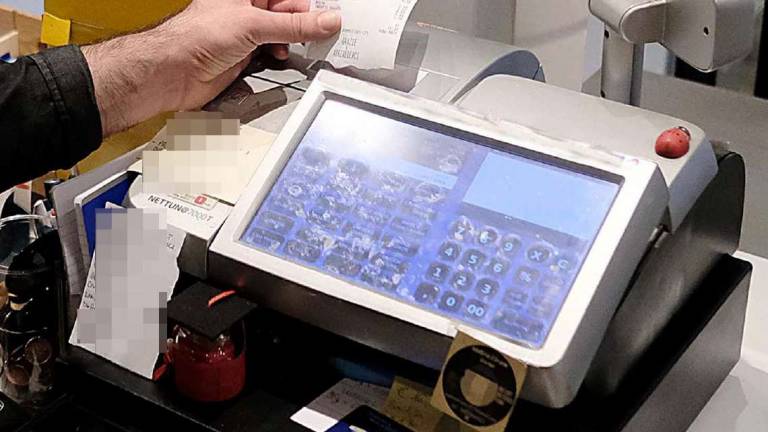 Rimini, servizio imbarazzante e niente scontrino: il cliente lo accusa on line, il ristoratore lo denuncia