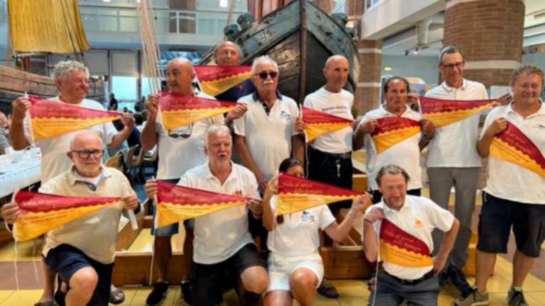 Cesenatico, bandierine triangolari per le barche storiche