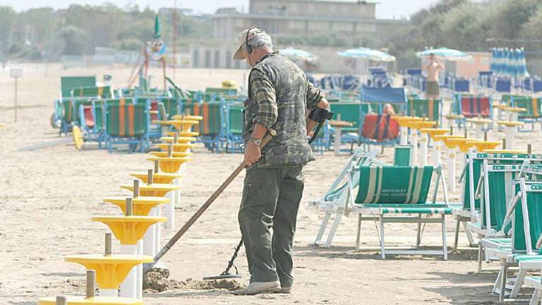 Furto mentre cerca oro in spiaggia col metal detector, condannato