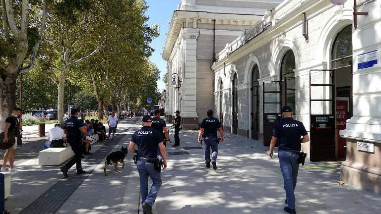 Rimini, spaccio e degrado: rastrellata l'area stazione