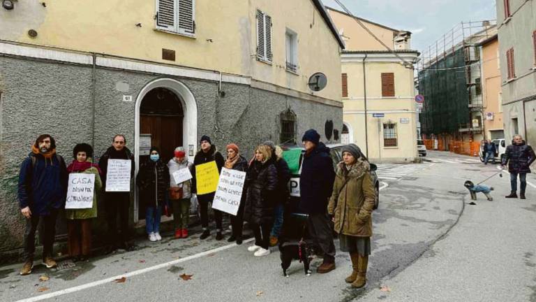 Cesena, sfrattati con tre bambine: la contrada non si rassegna