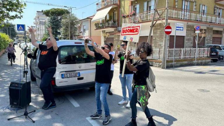 Rimini, i boomer disturbano: il preside chiama i Carabinieri