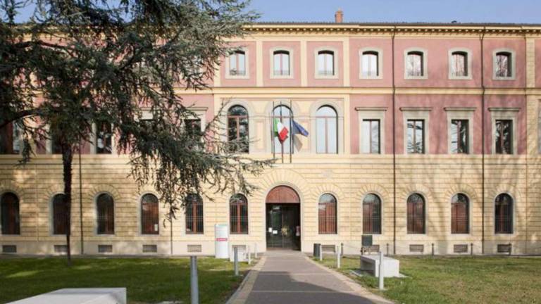 Imola, partito il nuovo hub_ da oggi vaccini per i bambini