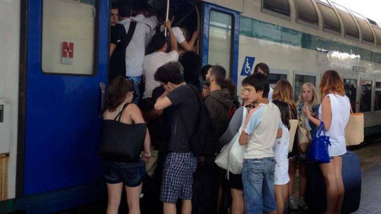 Rimini, Noi come sardine sul treno Ancona-Piacenza: dove è il distanziamento?