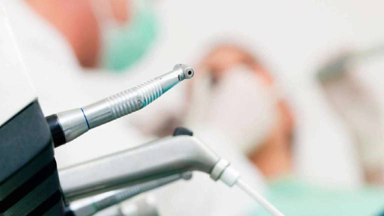 Ravenna, reazione allergica dopo operazione, dentista a processo: Mi è svenuta tra le braccia