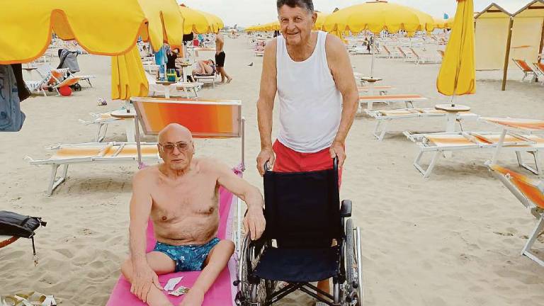 Riccione. In carrozzina a 81 anni trova un amico che lo porta al mare