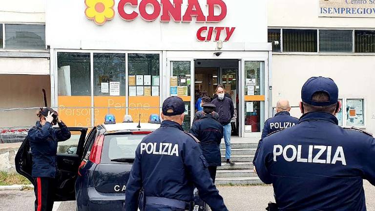 Rimini, il dipendente del Conad: «Così ho bloccato il bandito»