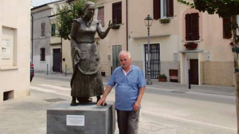 Montiano, la statua della serva eroina ha trovato un suo posto