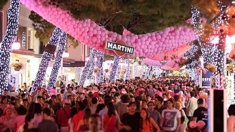 Riccione, Notte Rosa: raccolta di firme per eliminarla
